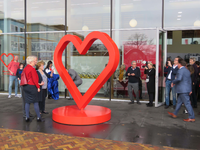 840599 Afbeelding van het publiek na de onthulling van het symbool van de tentoonstelling '175 jaar zorg in beeld ...